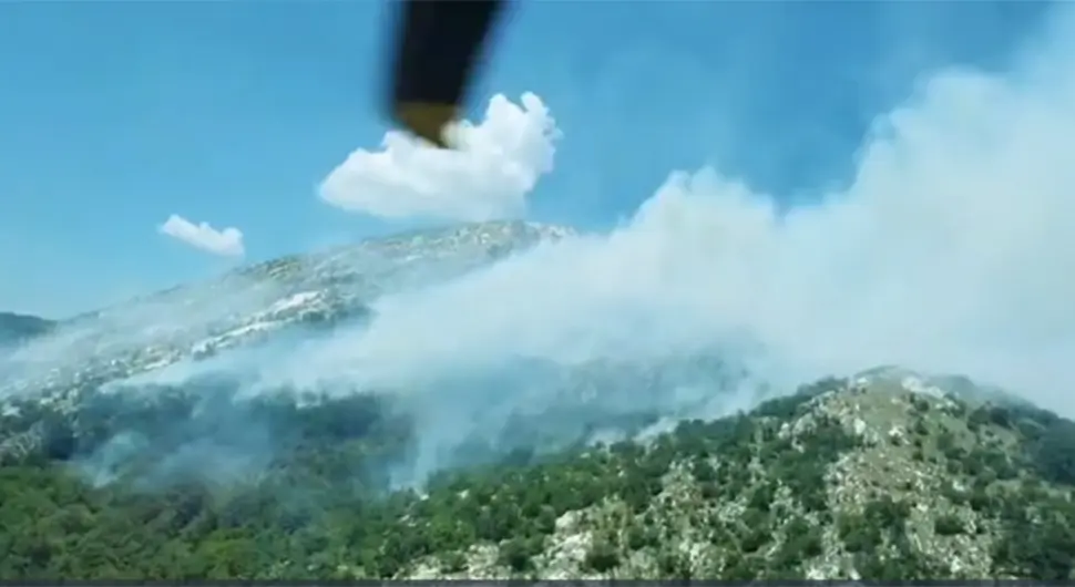 VATROGASCI BESPOMOĆNI Bukti požar na obroncima planine "Baba" kod Gacka