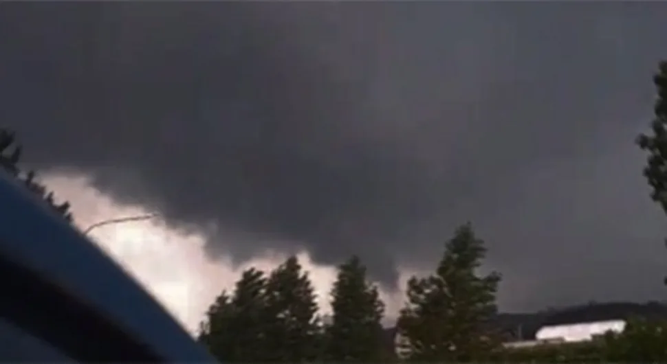 (VIDEO) TORNADO U SRBIJI Apokaliptični prizori u Požegi, odjednom se zamračilo