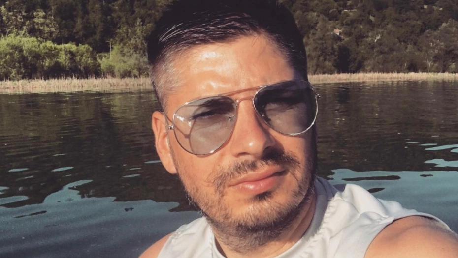 TUGA U DVORIŠTU PORODIČNE KUĆE Prijatelji se opraštaju od ubijenog Krsmanovića: Boljeg čovjeka od njega nije bilo