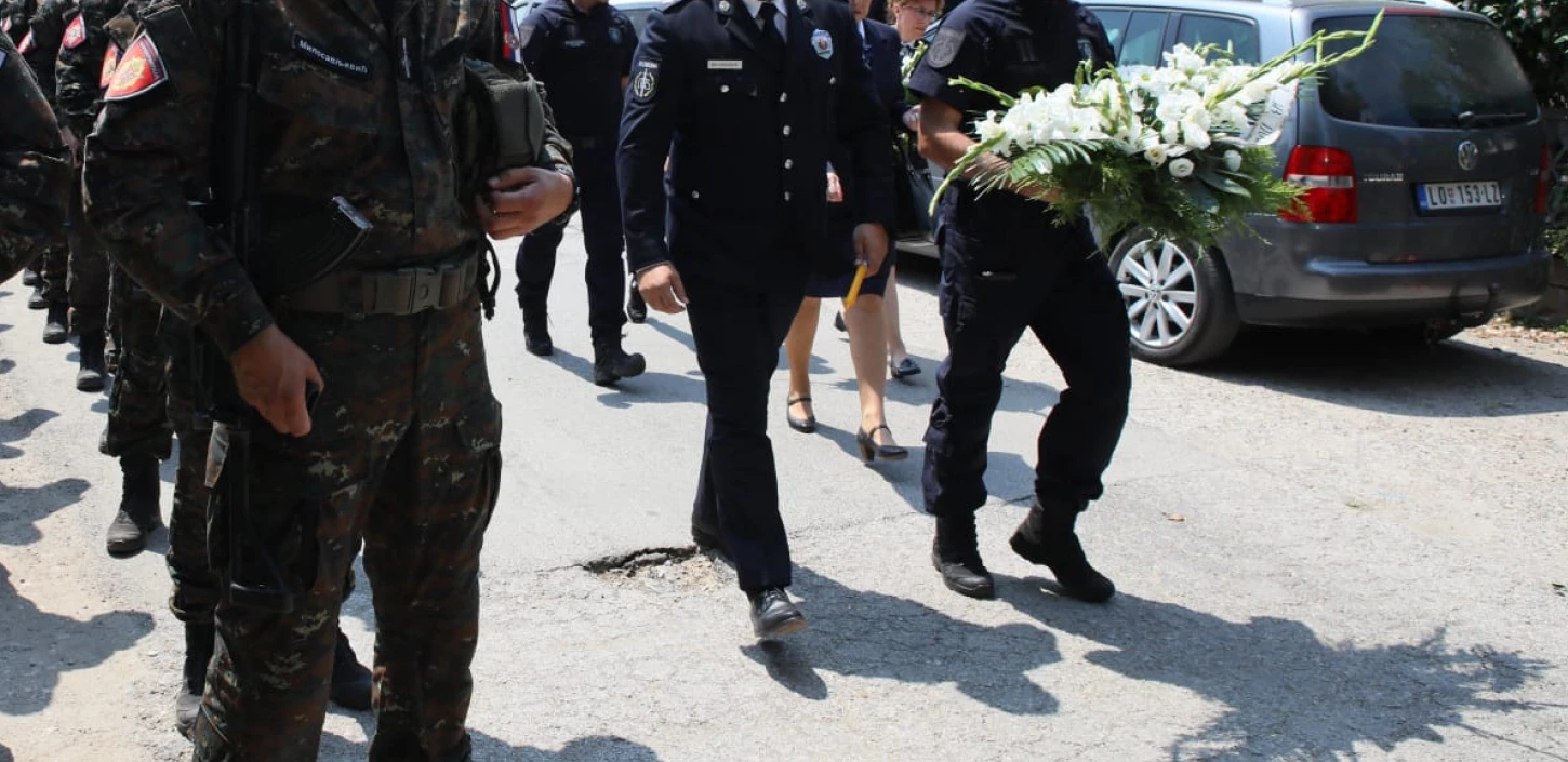 (FOTO/VIDEO) POSLJEDNJI POZDRAV HRABROM POLICAJCU IZ LOZNICE Kolege iz cijele Srbije odaju počast ubijenom Nikoli Krsmanoviću