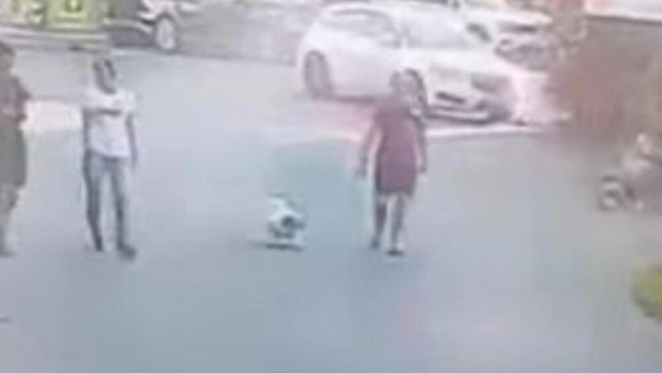 (VIDEO) JEZIVA NESREĆA Tinejdžer (16) autom pregazio djecu, pa odmah pobjegao