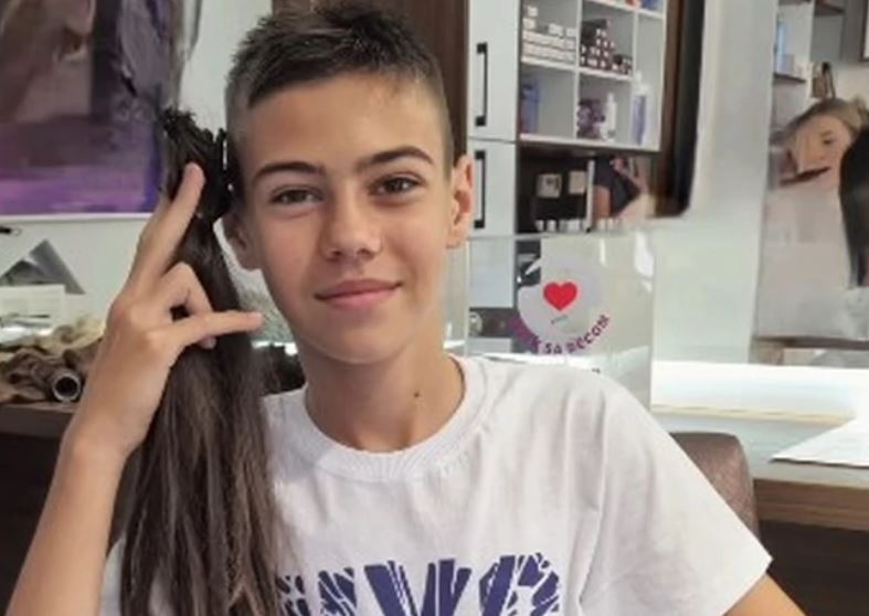 (VIDEO) DJEČAK VELIKOG SRCA Aleksa (14) tri godine puštao svoju kosu kako bi je donirao za izradu perika