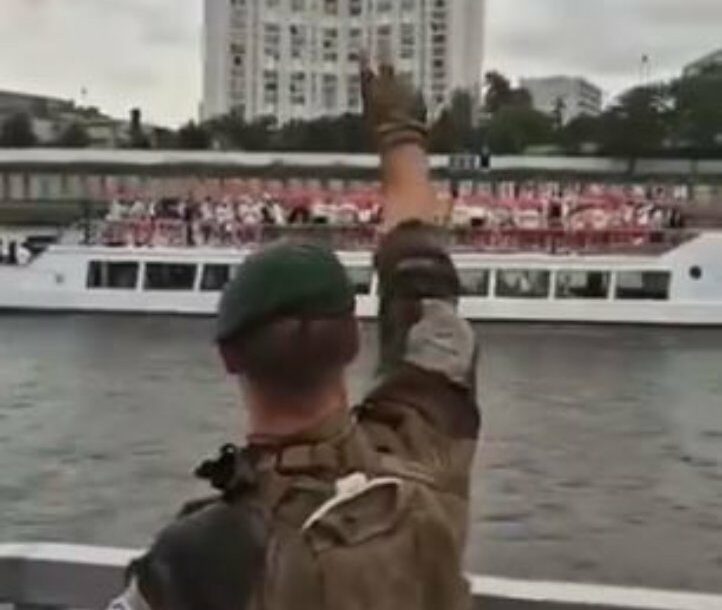 (VIDEO) SNIMAK KOJI JE RASPAMETIO NACIJU Snajperista 2 sata stajao na mostu i čekao da Senom prođu srpski sportisti, a onda podigao 3 prsta