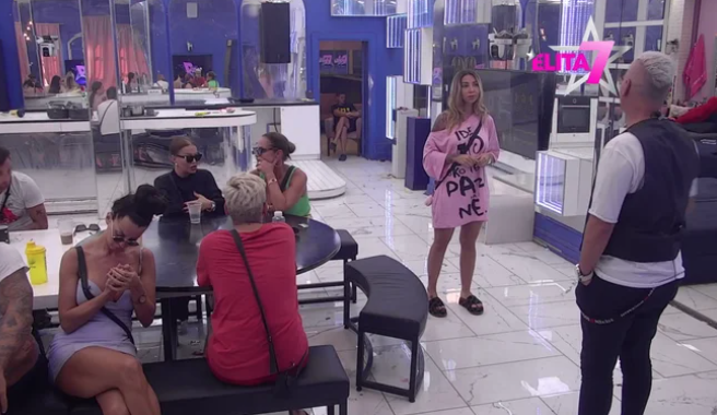 (VIDEO) ŽENA JE ISKOMPLEKSIRANA I ODBAČENA Aneli osula žestoku paljbu po Maji!