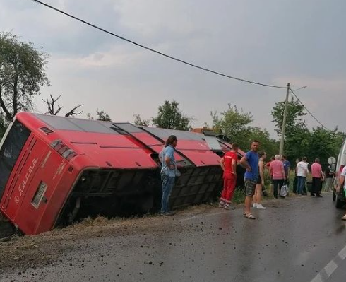 TEŠKA SAOBRAĆAJKA Autobus sletio s puta, ima povrijeđenih