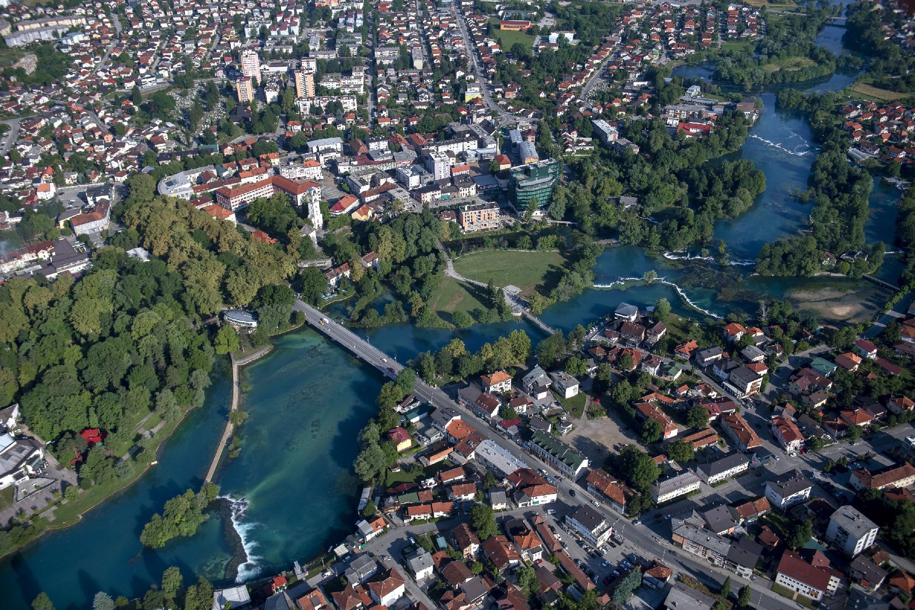IZVRŠEN PRETRES U Bihaću zaplijenjena četiri kilograma kanabisa i veća količina municije