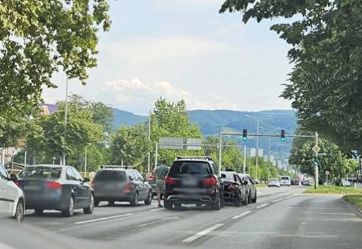 (FOTO) SAOBRAĆAJKA U BANJALUCI Lančani sudar kod Lesnine, u nesreći učestvovala tri vozila