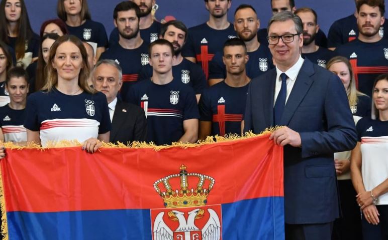 (FOTO/VIDEO) "NADAMO SE NAJVEĆOJ ŽETVI MEDALJA" Predsjednik Srbije uručio zastavu i poželio sreću olimpijcima
