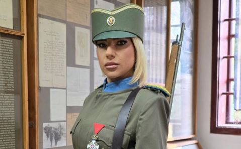 (FOTO/VIDEO) "DAJ, BOŽE, DA SE SRBI SLOŽE" Jovana Jeremić pozirala u uniformi sa krstom i pogačom, pa pokrenula lavinu komentara