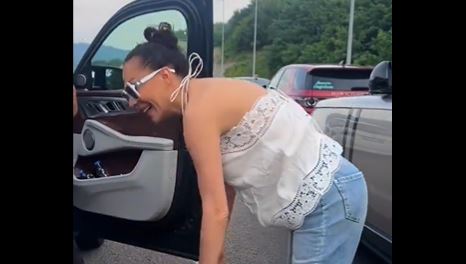 (VIDEO) CECA ZAGLAVLJENA U KOLONI Izašla iz automobila, pa radila vježbe na ulici