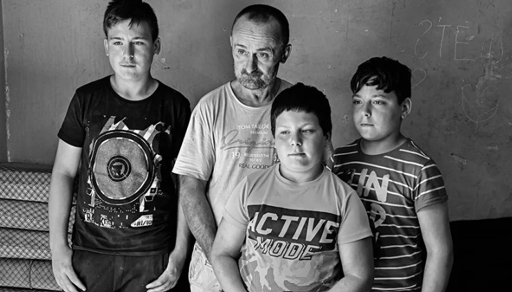 "MNOGO NAM NEDOSTAJE MAMA" Težak život porodice Đurašinović iz Novog Grada: Žive u kućerku bez struje