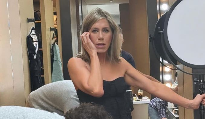 (VIDEO) KOMENTARI PREPLAVILI MREŽE Dženifer Aniston polili kantom ulja na snimanju serije: Otkriveno šta se zaista desilo