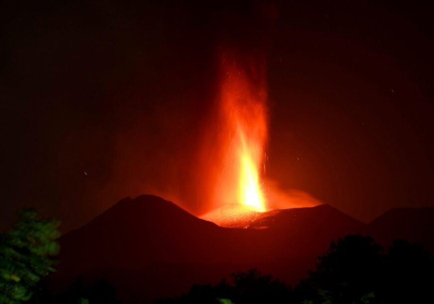 (FOTO/VIDEO) OPSADNO STANJE Erupcija Etne paralisala sve: Hiljade putnika zarobljeno na italijanskom ostrvu