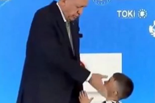 (VIDEO) SKANDAL TRESE TURSKU Erdogan ošamario dječaka jer nije htio da mu poljubi ruku