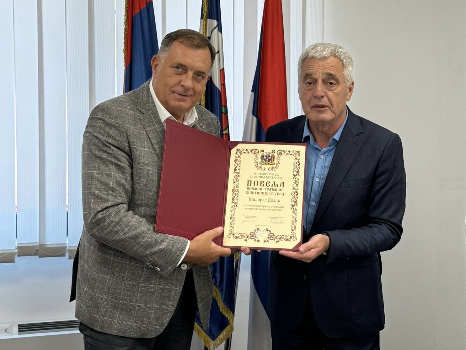 (FOTO) DODIK POČASNI GRAĐANIN BRATUNCA Predsjedniku Srpske uručena povelja, a onda je saopštio radosne vijesti za roditelje i mališane