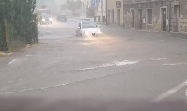 (FOTO) HAOS NA PUTEVIMA Jako nevrijeme pogodilo Istru, ulice poplavljene