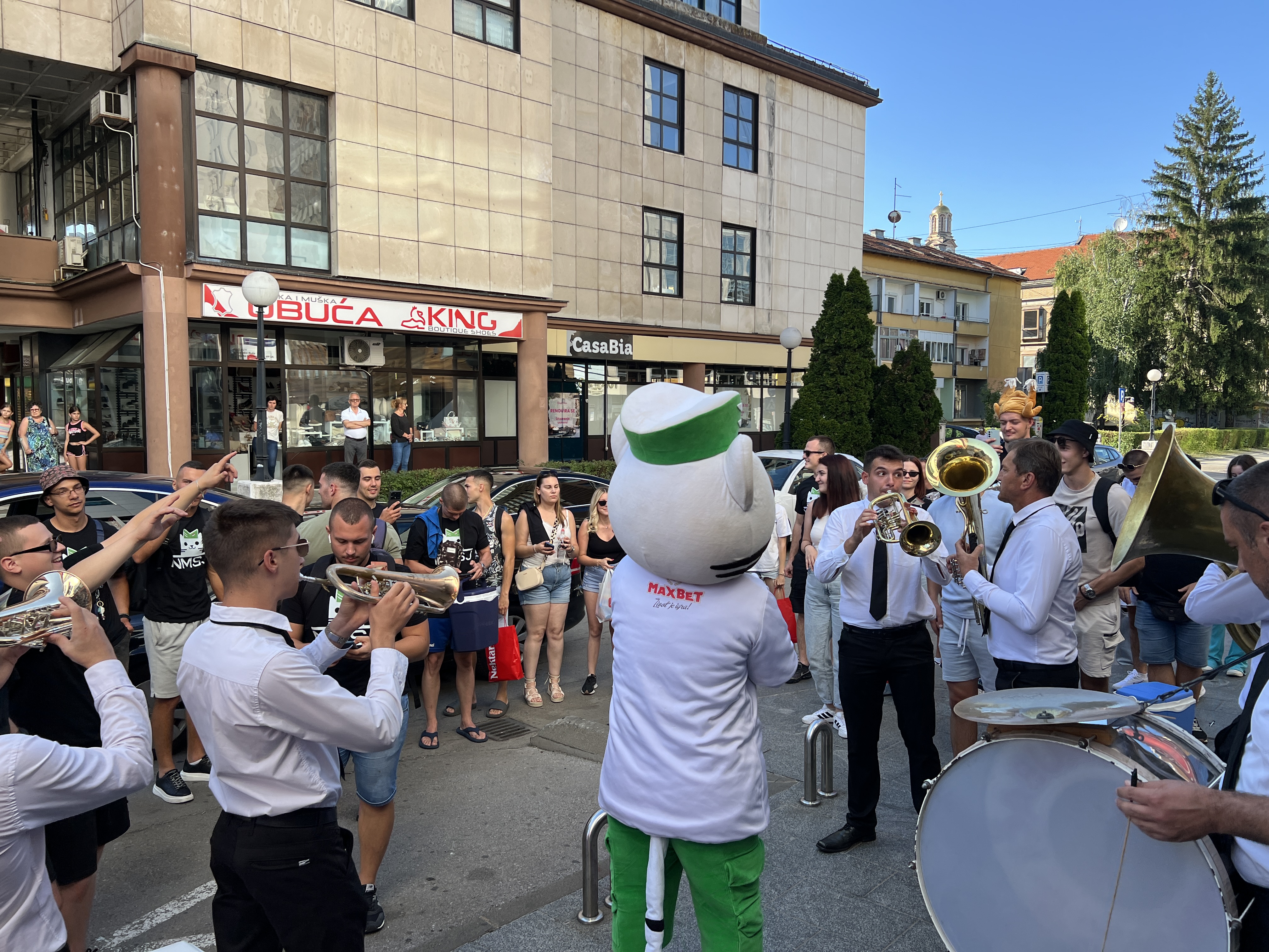 PUN AUTOBUS MLADIH TURISTA STIGAO U BANJALUKU NA FESTIVAL “LJETNE NOĆI” Ispred hotela ih dočekali trubači