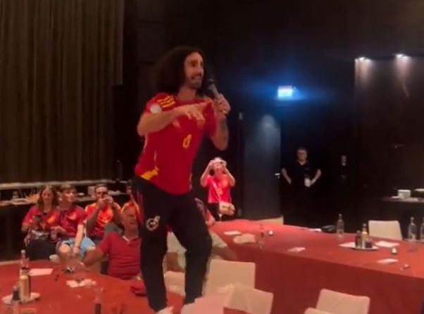 (VIDEO) LUDA PROSLAVA ŠPANCA Kukurelja zapjevao nakon osvajanja EURO i iznenadio sve