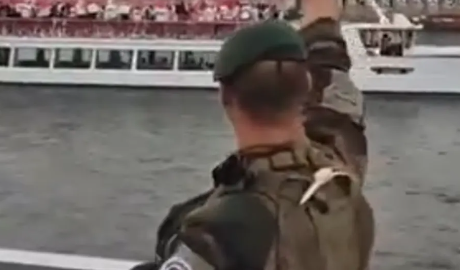 (VIDEO) KAKAV GOSPODIN, KAKAV GEST! Pripadnik Legije stranaca na poseban način pozdravio srpske sportiste
