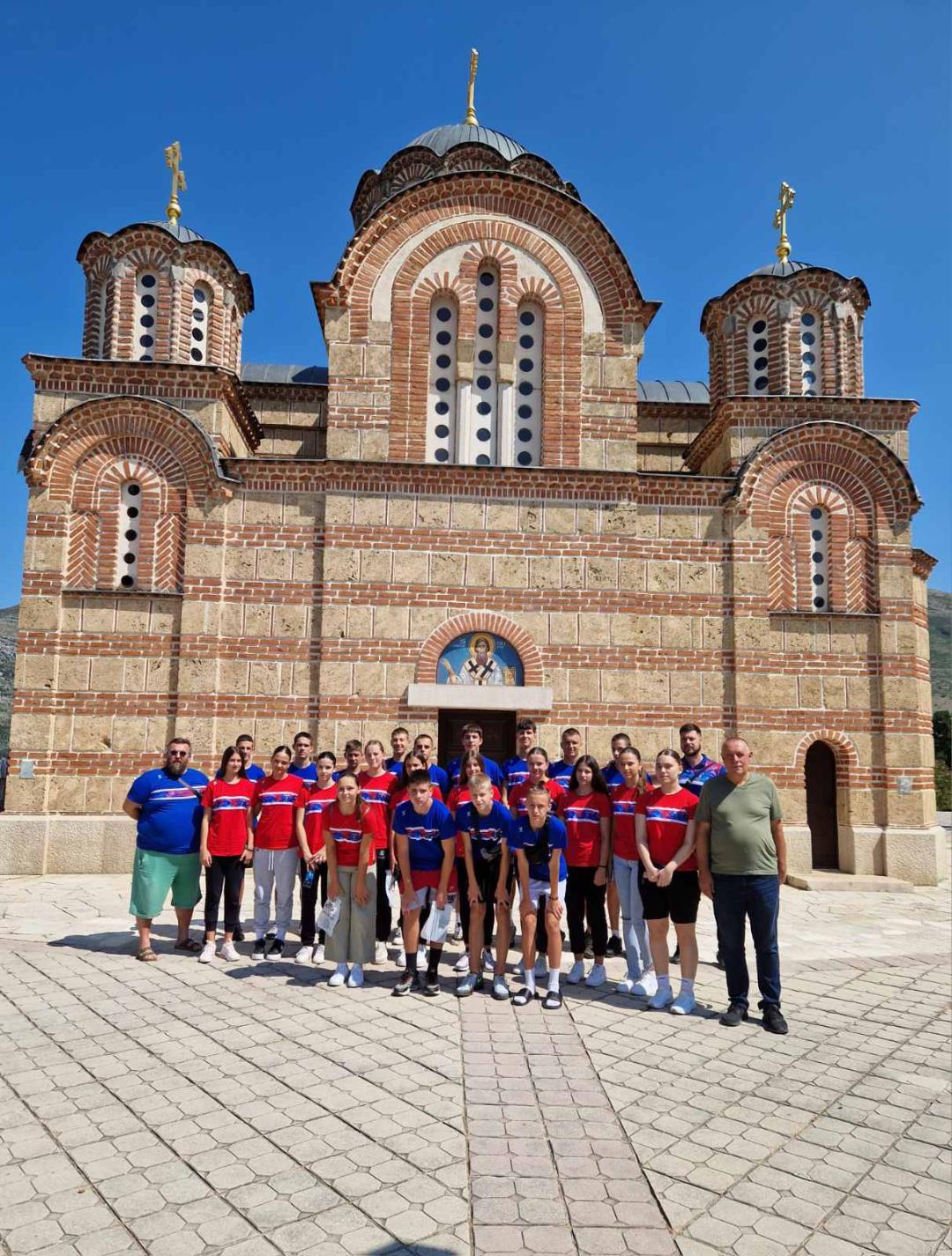 MLADI RUKOMETAŠI I RUKOMETAŠICE VRIJEDNO RADE NA KAMPU U TREBINJU Poslije treninga posjetili manastir Gračanica i Tvrdoš