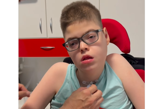 (VIDEO) POKAŽIMO HUMANOST! Hrabrom dječaku iz Banjaluke potrebna naša pomoć, od rođenja vezan za respirator
