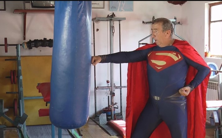 (VIDEO) "UŽIČKI SUPERMEN" U PARIZU Milovan (76) ispred Ajfelovog tornja u zoru uradio nešto što je strogo zabranjeno