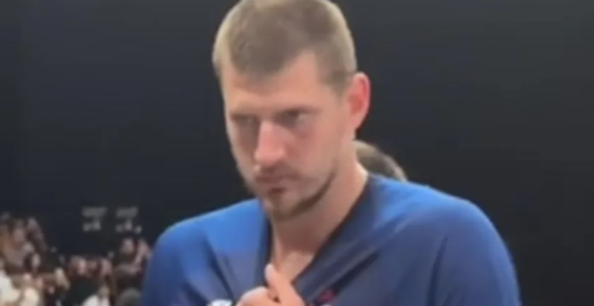 (VIDEO) POGLED KOJI UBIJA PA OSMIJEH Еkonom zaboravio Jokiću donijeti dres Srbije
