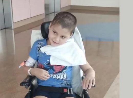 OGIJU OSMIJEH NA LICU POSLIJE ČETVRTE OPERACIJE Mališan u bolnici proslavio rođendan, ali je on bio taj koji je majci dao najljepši poklon
