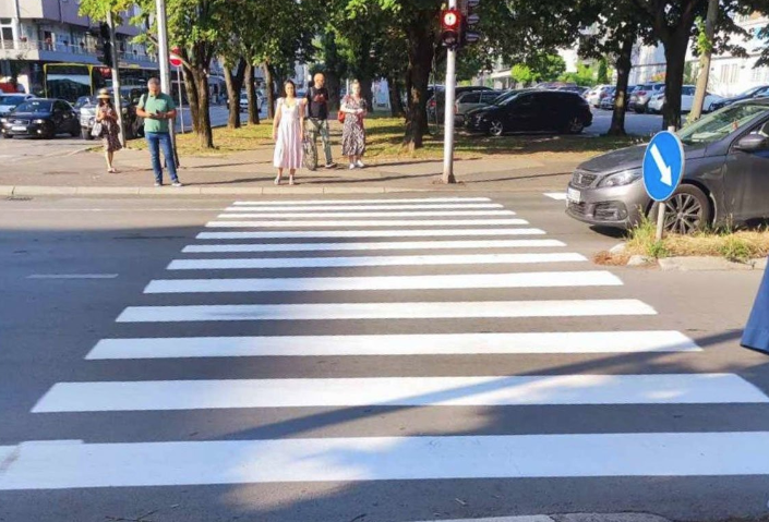 VOZAČI, OBRATITE PAŽNJU NA RADNIKE! U toku iscrtavanje saobraćajne signalizacije u Banjaluci
