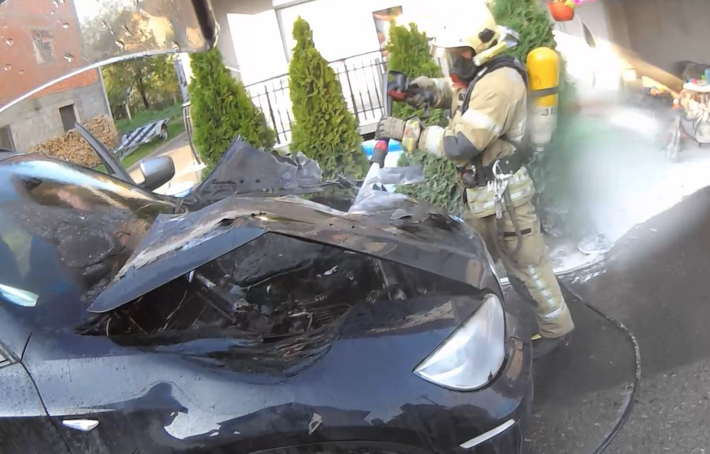 DRAMA U PRIJEDORU Gorio skupocjeni BMW