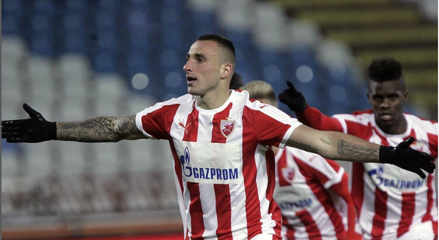 (FOTO) CRNOGORAC NA GRAĐEVINI Bivši Zvezdin golgeter pripreme vrši uz mješalicu