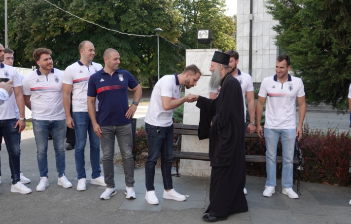 UČESNICI OI U PARIZU Patrijarh Porfirije blagoslovio vaterpoliste Srbije