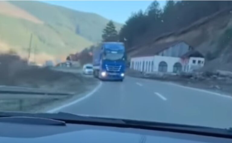 (VIDEO) JEZIV SNIMAK KRUŽI MREŽAMA Bahati vozač u punoj brzini pretiče u krivini dok mu u susret dolazi kamion
