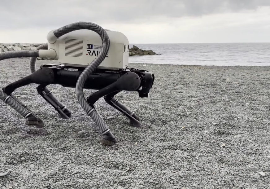 (VIDEO) OPUŠCI CIGARETA PREDSTAVLJAJU OZBILJAN PROBLEM Robot-usisivač nogama skuplja smeće sa plaža