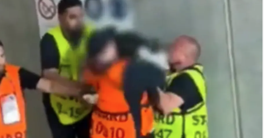 (VIDEO) UZNEMIRUJUĆI PRIZORI SA ЕURA Obezbjeđenje krvnički pretuklo navijača