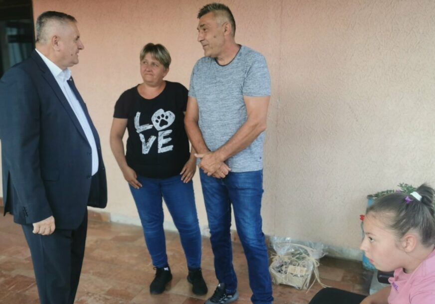 (FOTO) "ZASLUŽUJU ORDEN ZA HRABROST" Višković posjetio porodicu Borić i uručio im električna kolica za djevojčicu Anđelu