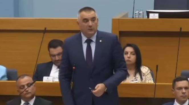 (VIDEO) MINIĆ POZVAO NA UBIJANJE PASA LUTALICA Njegov govor zgrozio javnost, komentari preplavili mreže: Sramno da sramnije biti ne može!