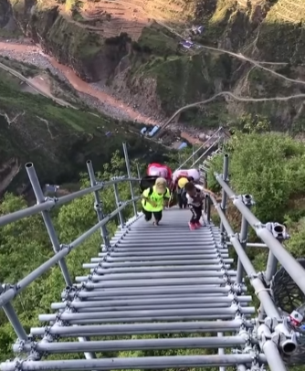 (VIDEO) NA KORAK DO PONORA! Mještani ovog sela žive u esktremnim uslovima: Čeličnim merdevinama tik iznad litice djeca svakodnevno prelaze 2.556 stepenica do škole
