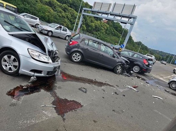 (FOTO) AUTOMOBILI SMRSKANI Saobraćajna nesreća na Mostu na Adi, uzrok nepoznat