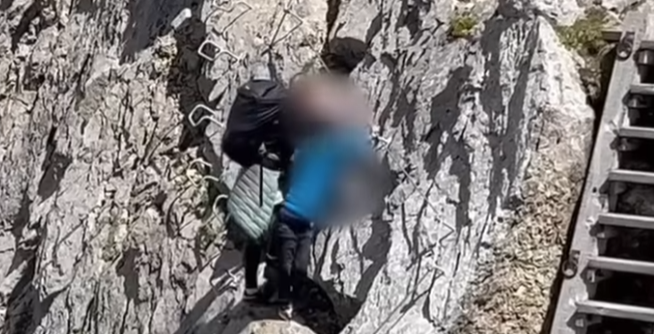 (VIDEO) ŠOK I NEVJERICA Roditelji se niz strmu liticu spuštali sa djetetom u naručju: On je potpuno lud, pogledajte ovo ljudi!