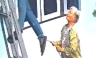 (VIDEO) JEZIV SNIMAK KRUŽI MREŽAMA Baka spasila majstora kog je udarila struja: Ovo sam naučila na Jutjubu