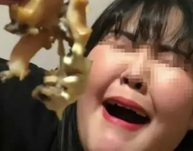 (VIDEO) BIZARAN TREND PREJEDANJA Influenserka umrla nakon što je pojela 10 kilograma hrane: Sve se odigralo pred očima pratilaca