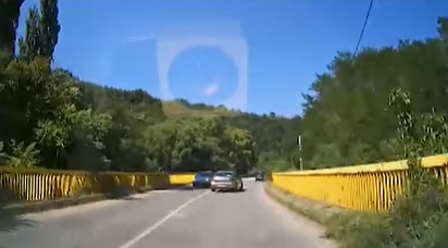 (VIDEO) "DOKLE ĆE NAS OVAKVI UBIJATI" Šarao po putu, pa umalo udario drugo vozilo