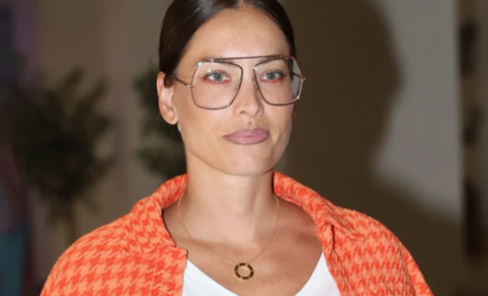 U KRATKOM ŠORTSU, SKROZ PREPLANULA Mirka Vasiljević pozirala fotografima: Sve oduševila svojim izgledom