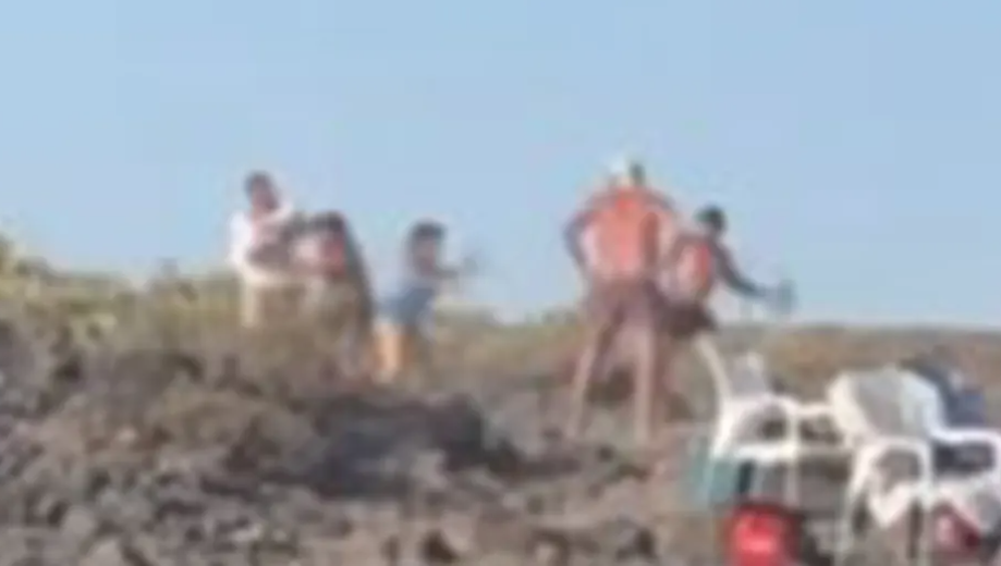 (VIDEO) TURISTI OSTALI U ŠOKU Strašna tuča na plaži: Potezali su se nož i kamenice