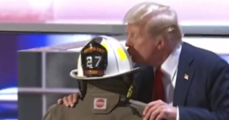 (VIDEO) AMERIKA U SUZAMA NAKON TRAMPOVOG POTEZA Odao počast nastradalom vatrogascu tokom atentata, pa uradio ovo