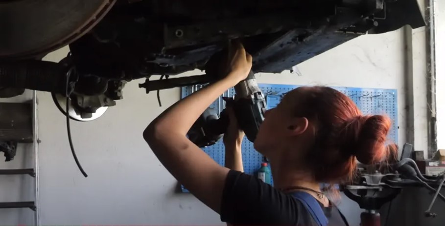 (VIDEO) BEJTA IZ VITEZA POSTALA HIT NA INTERNETU Otac je tjera na fakultet, a ona želi da bude automehaničarka