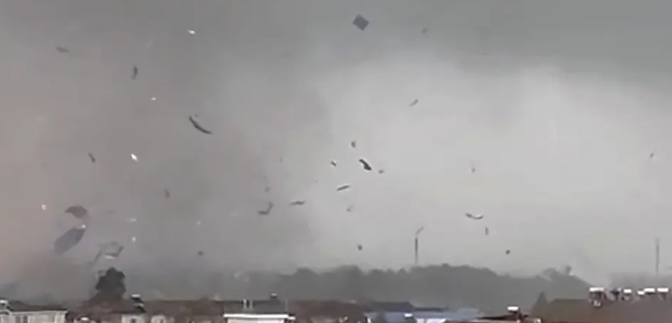 (VIDEO) JEZIV SNIMAK Tornado protutnjao kroz ruski aerodrom