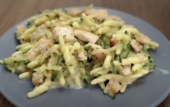 VEČERA KOJOJ NEĆETE ODOLJETI Pasta sa tikvicama i piletinom pravi kremasti specijalitet