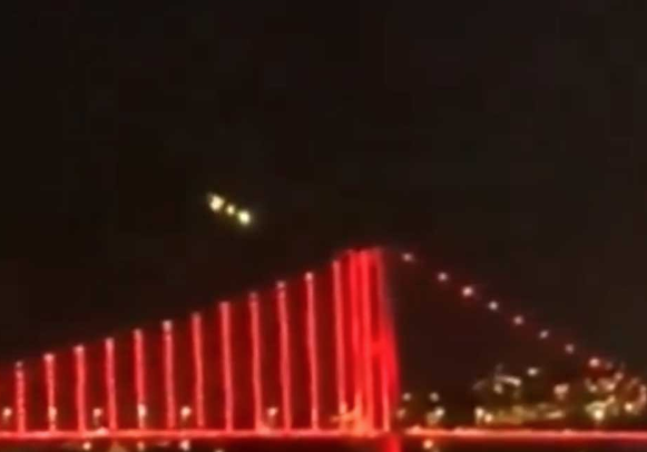 (VIDEO) MISTERIOZNA SVJETLOST NA NEBU IZNAD ISTANBULA Vatrene kugle padaju s neba